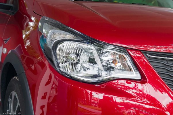 Đèn pha xe thiết kế vuốt nhọn sang hai bên sườn
